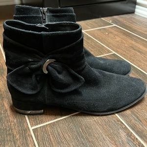 Van Eli Size 8 Suede booties black